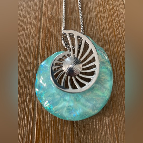 Conch shell necklace and earrings set NWT - Picture 3 of 6